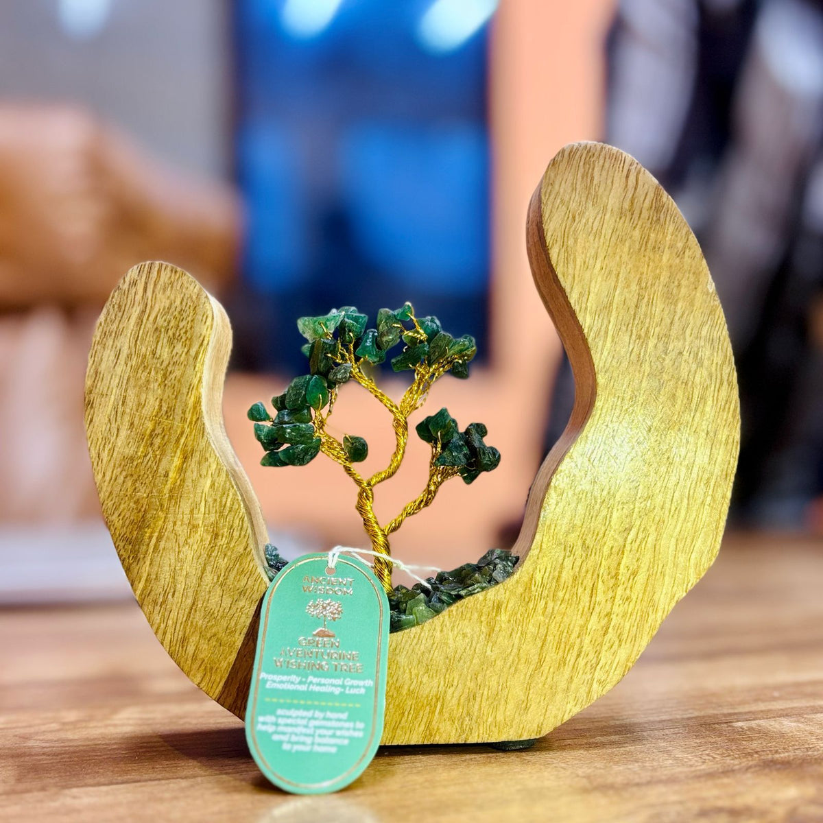 Mineralgarten – Aventurin in einem Holzkreis