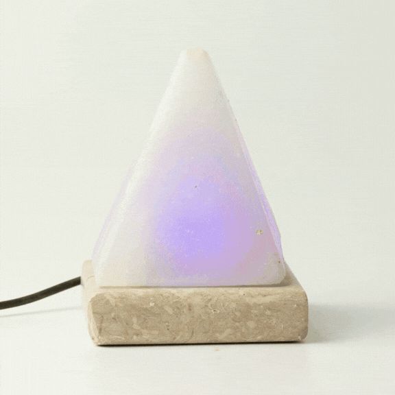 Weiße USB-Salzlampe Pyramide, 9 cm – farbiges Licht