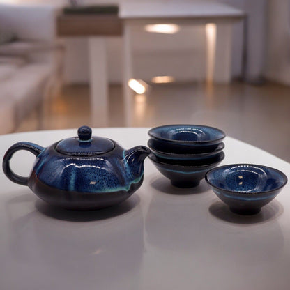 Teeservice – blaue Teekanne und vier Tassen