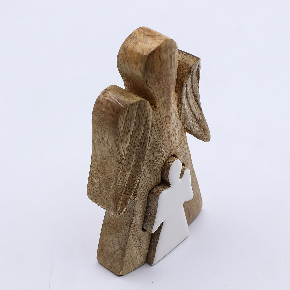 Engel aus Mangoholz in Weiß emailliert – 15 cm