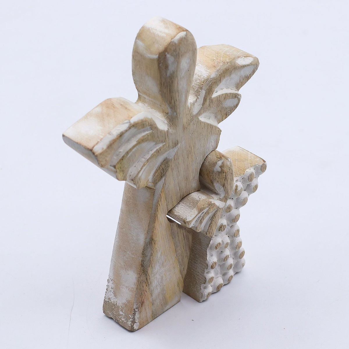 Engel aus Mangoholz - Weiß gewaschen - 15 cm