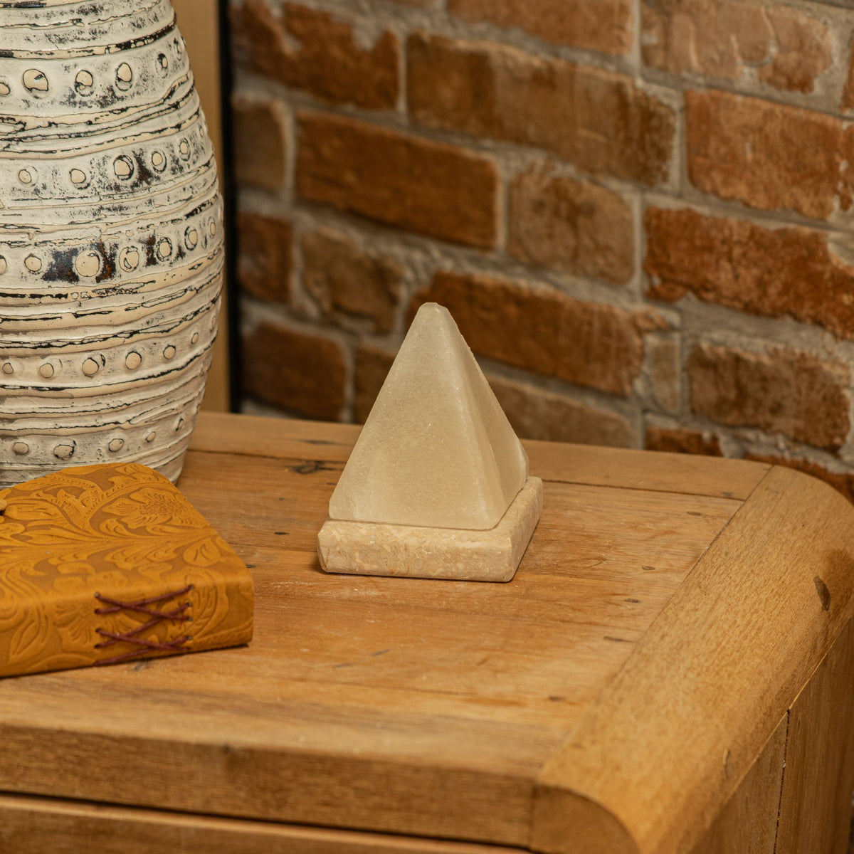 Weiße USB-Salzlampe Pyramide, 9 cm – farbiges Licht