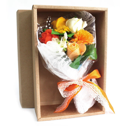 Geschenkstrauß aus Seifenblumen in einer orangen Box