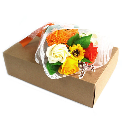 Geschenkstrauß aus Seifenblumen in einer orangen Box