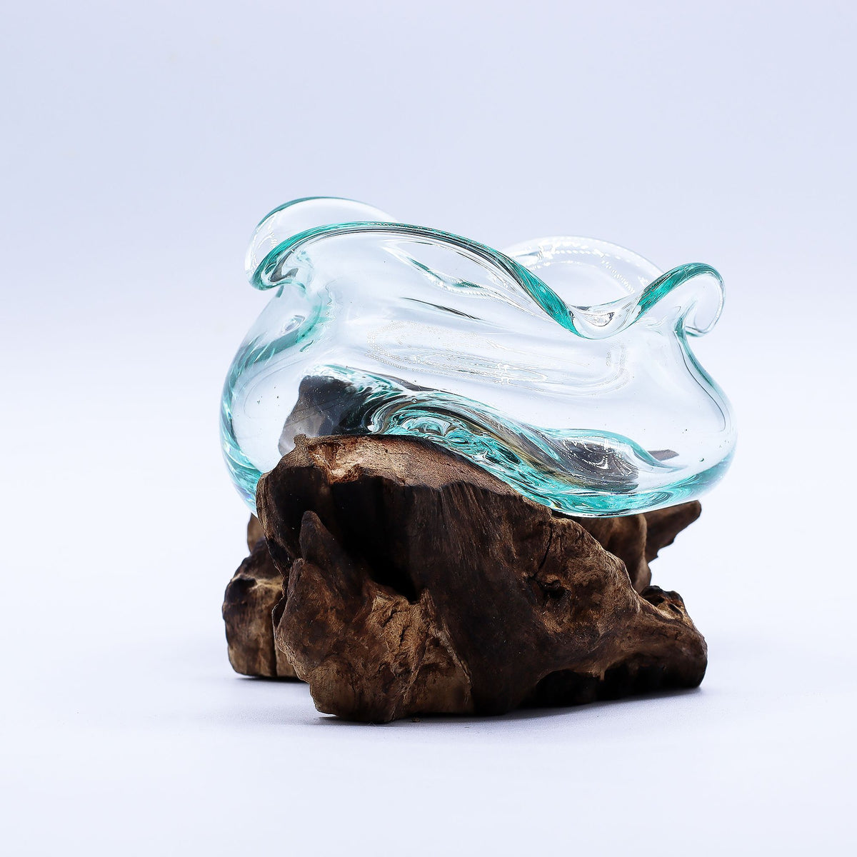 Gewellte Glasschale auf Holz, 18 cm