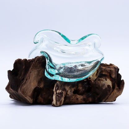 Gewellte Glasschale auf Holz, 18 cm