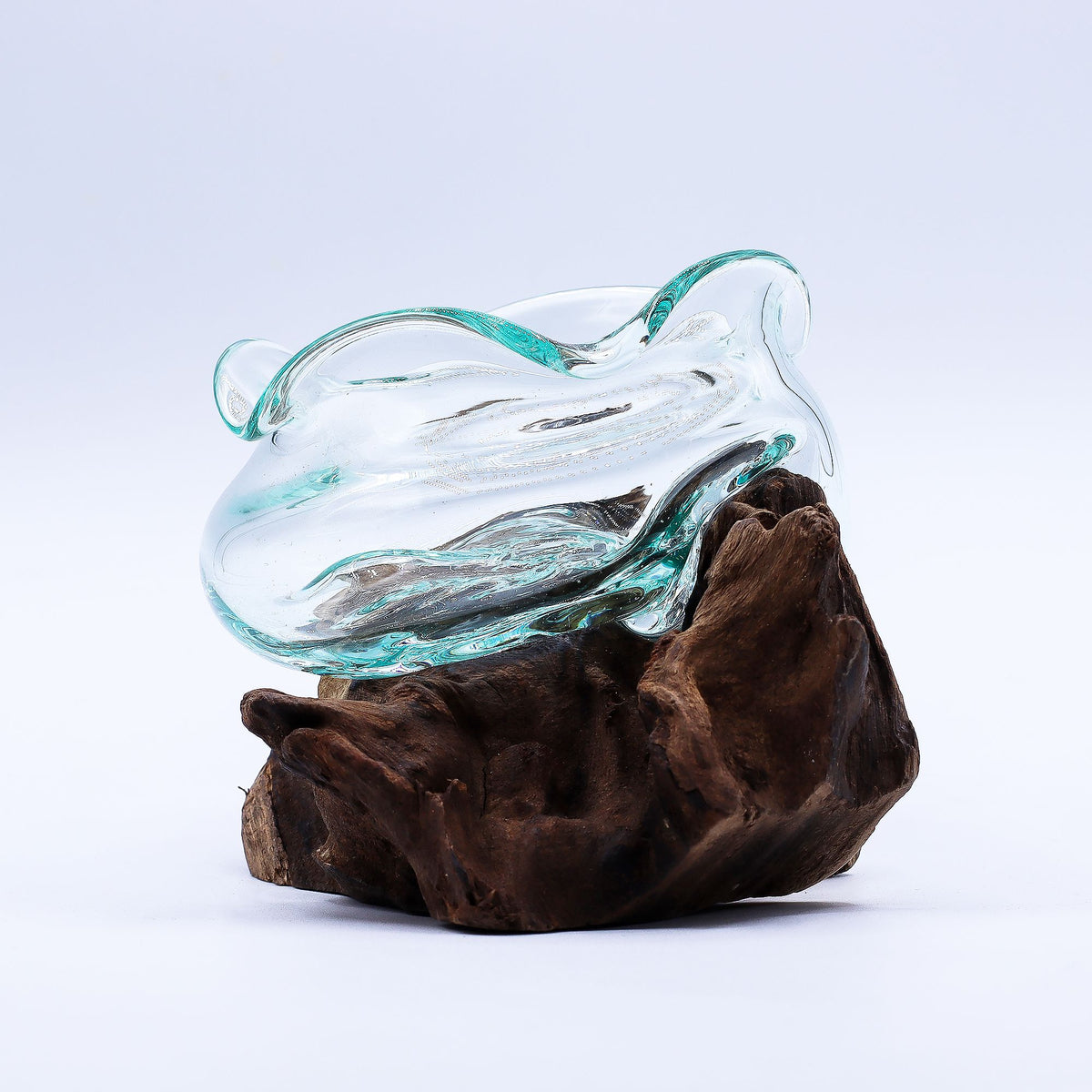 Gewellte Glasschale auf Holz, 18 cm