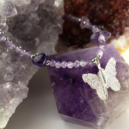 Nymphen-Mineralienkette mit Schmetterling – Amethyst.