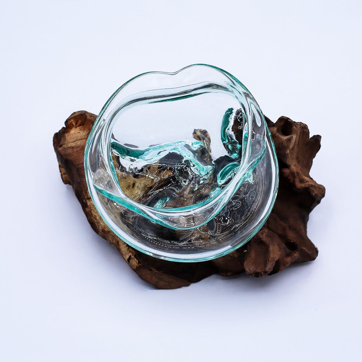 Gewellte Glasschale auf Holz, 18 cm