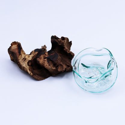 Gewellte Glasschale auf Holz, 18 cm