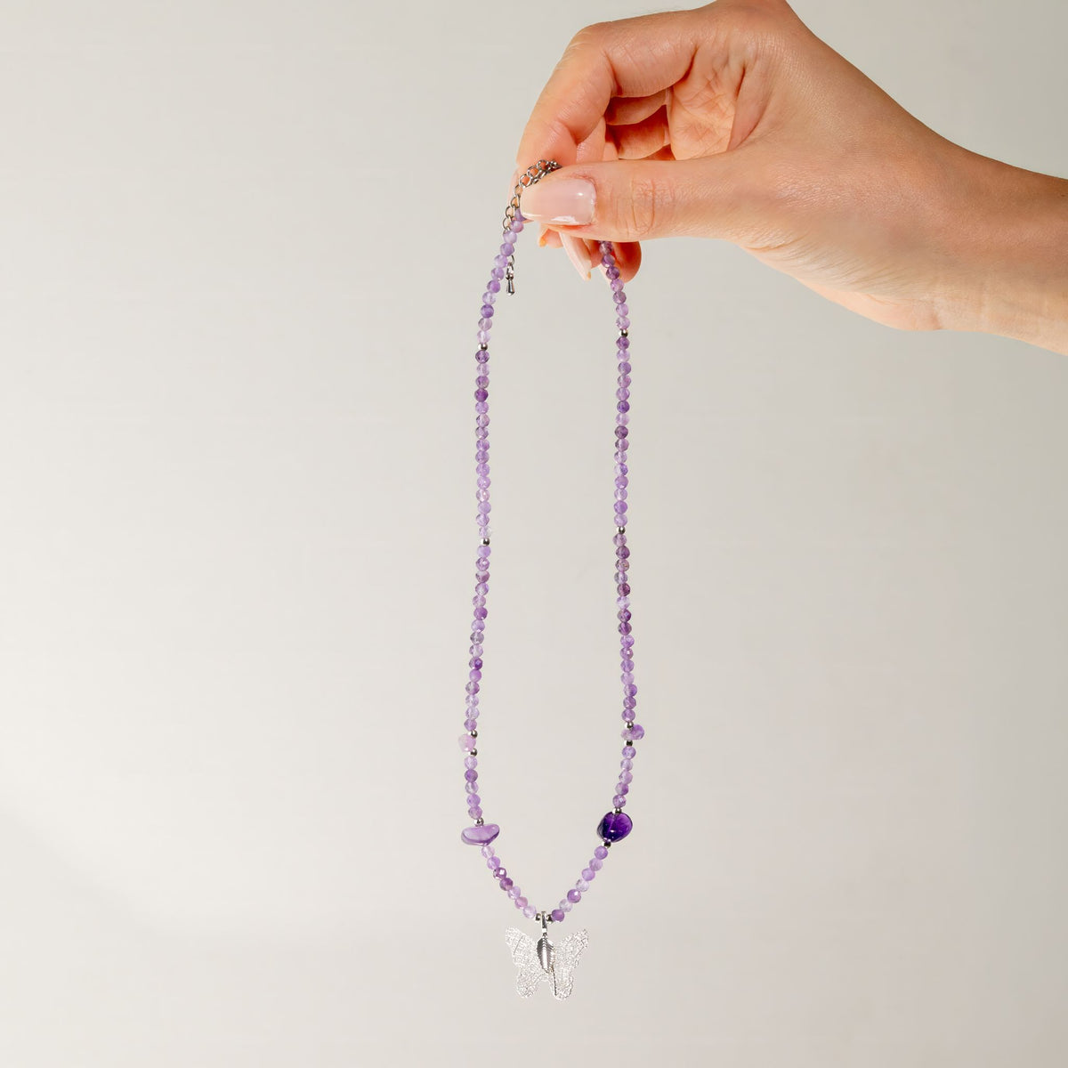 Nymphen-Mineralienkette mit Schmetterling – Amethyst.