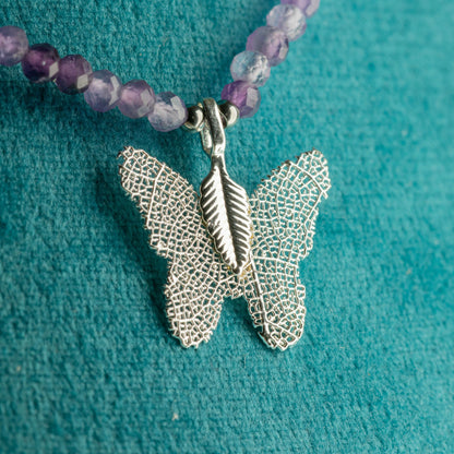 Nymphen-Mineralienkette mit Schmetterling – Amethyst.