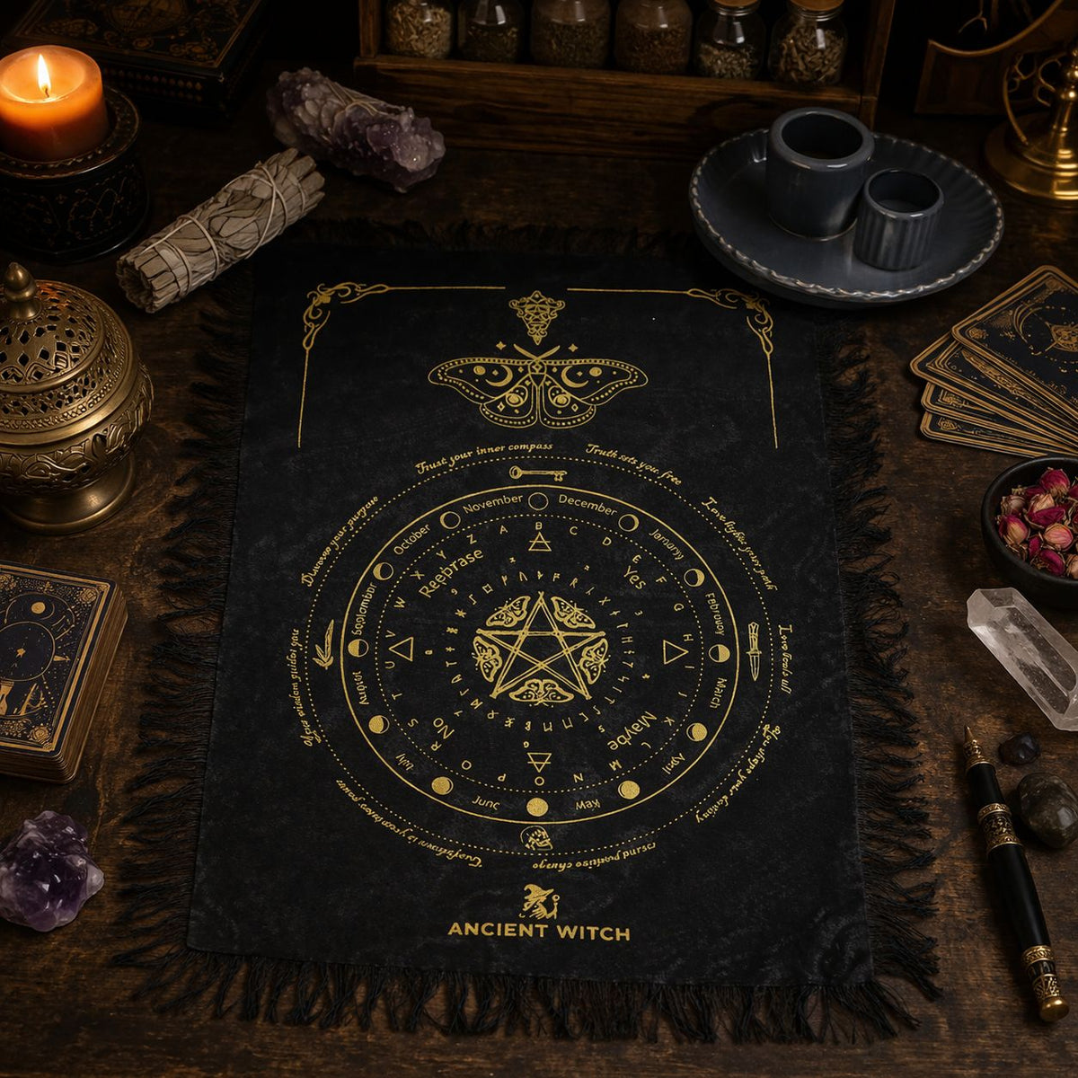Pendelbasis „Antike Hexe“ – Motte · Schwarz und Gold